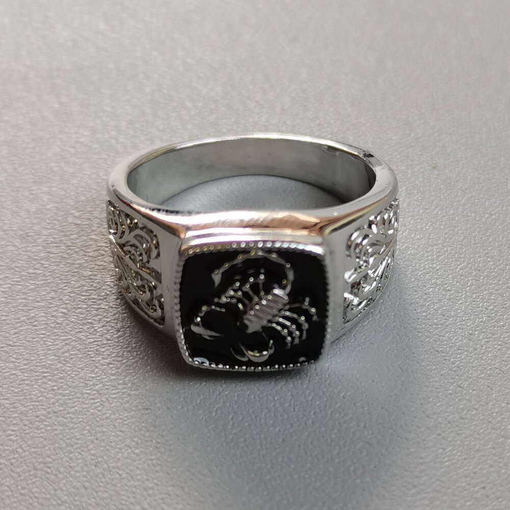 Nearly new women's classic fashion style rings